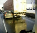 На Новомосковском шоссе из-за ДТП с грузовиком и малолитражкой возникла пробка