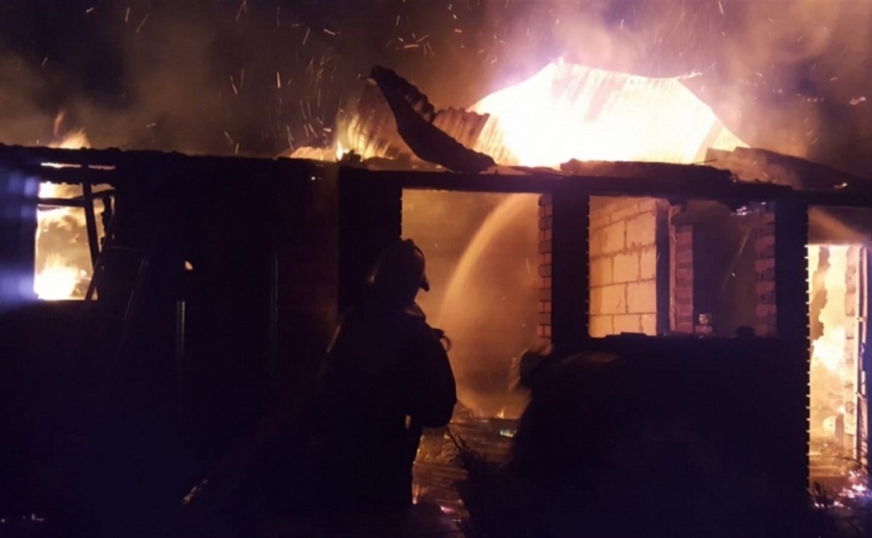 В Щёкинском районе ночью сгорела баня