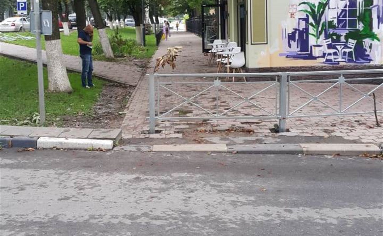 В Туле дорогу пешеходам на тротуаре перегородили забором