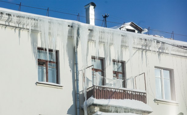 Тульские управляющие компании не очищают крыши домов от снега и сосулек 