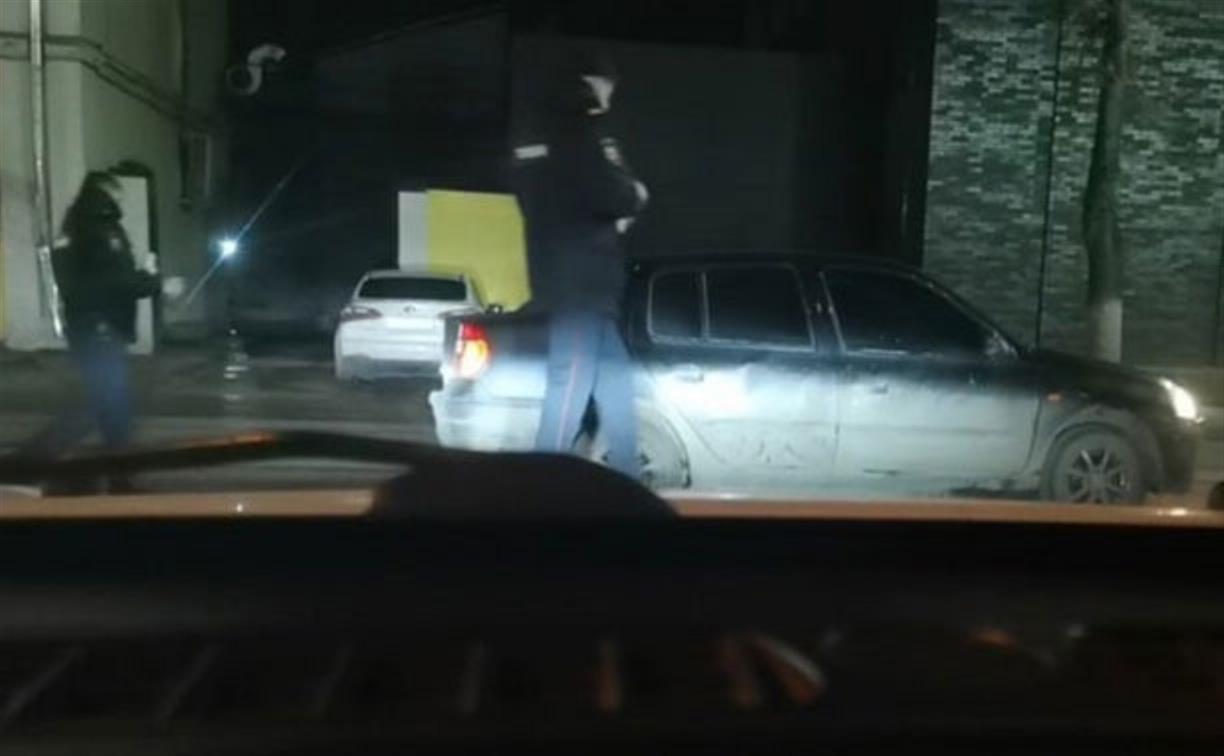 Против шерсти на тонированном автомобиле: покупатели шаурмы в полицейской форме попали на видео  