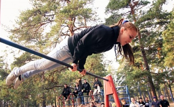 В Детском парке Новомосковска открыли площадку для воркаута