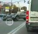 Видеорегистратор снял момент жесткого столкновения Mercedes, Volkswagen и маршрутки в Туле