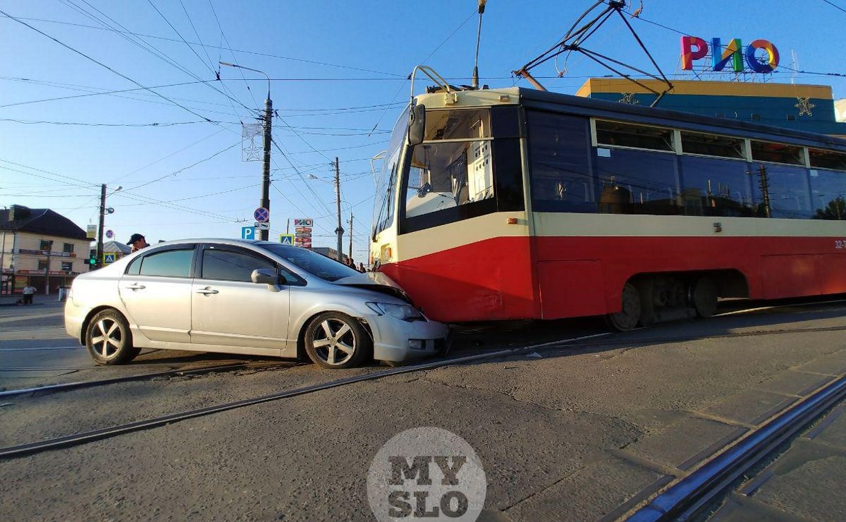 На улице Пролетарской в Туле Honda влетела под трамвай