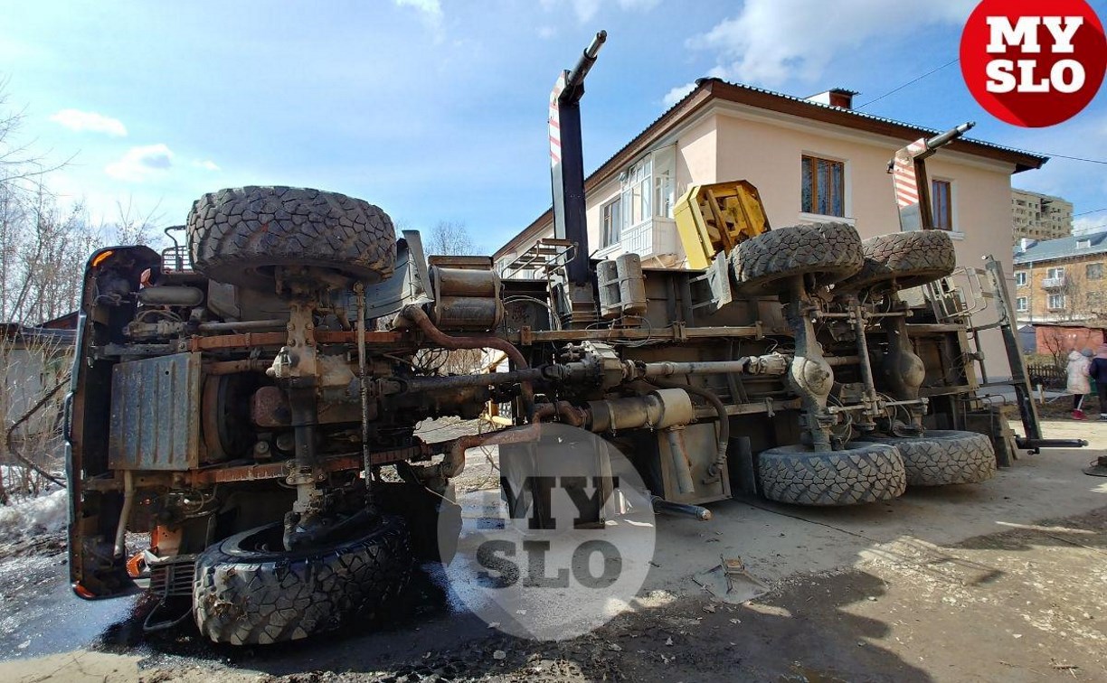 В Туле автокран рухнул в метре от жилого дома
