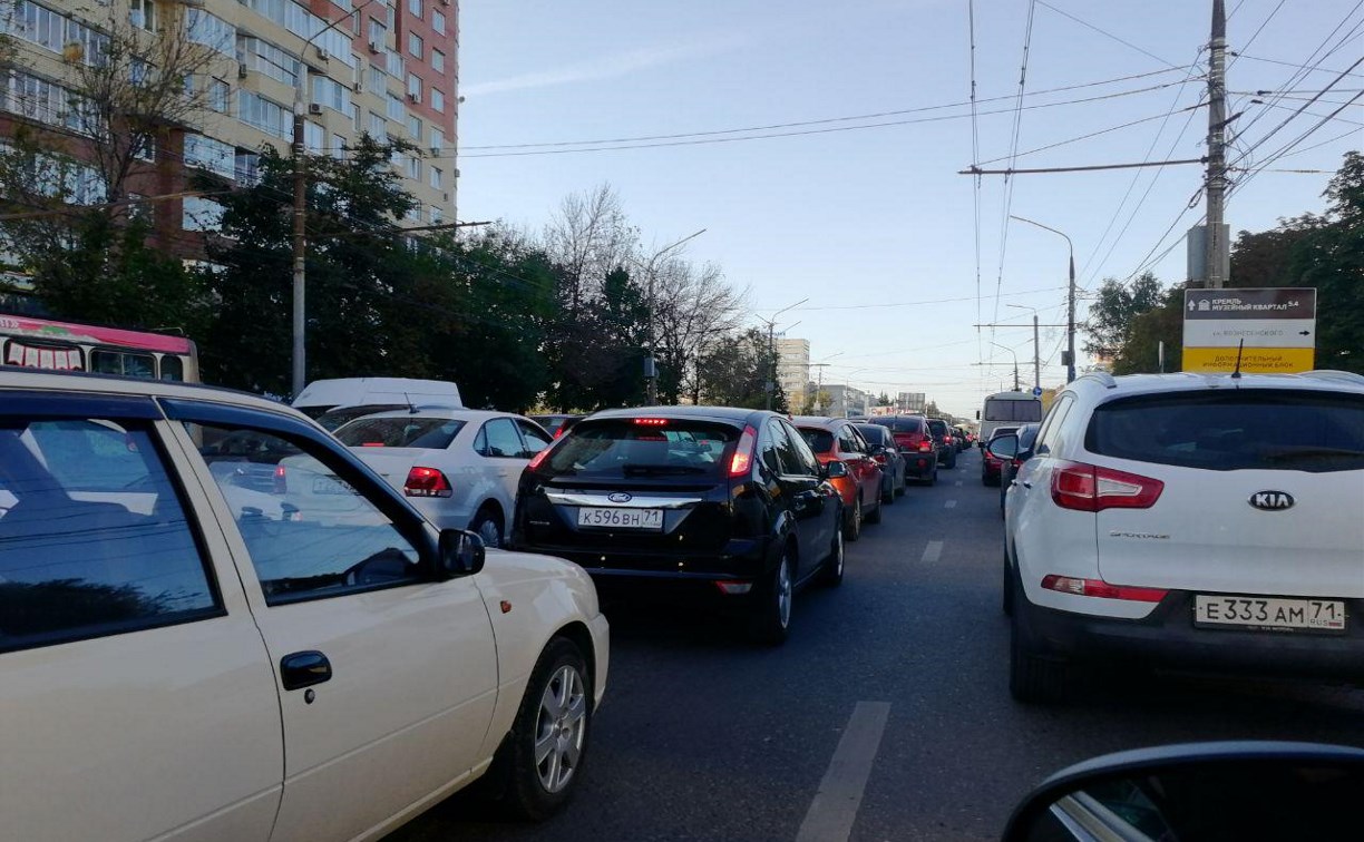 Из-за ДТП на проспекте Ленина в Туле Зеленстрой встал в пробке
