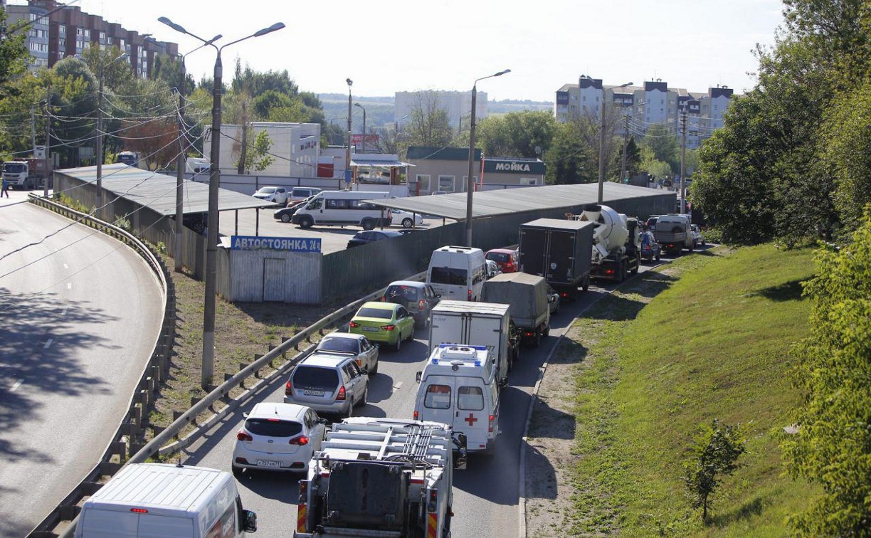 В Туле на Калужском шоссе огромная пробка из-за ДТП с четырьмя автомобилями