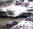 В Туле на Одоевском шоссе посреди дороги грузовик застрял в яме