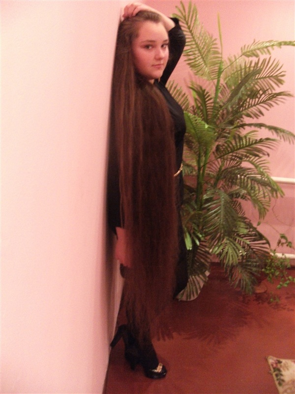 Величко Марина, 14 лет. Длинна волос 155 см, обхват волос 10см