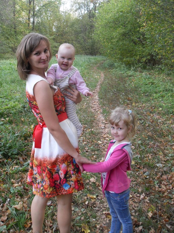 Я - МАМА двух замечательных девочек 4х лет и 9и месяцев. Желаю каждой женщине испытать эти непередаваемые ощущения когда держишь на руках или за ручку своего ребенка. Всех мам в праздником! Фото сделано в любимой Ясной Поляне.