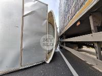 Три грузовика и легковушка: трасса М2 под Тулой частично перекрыта из-за массового ДТП, Фото: 6