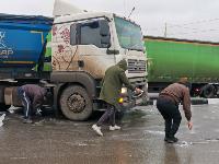 На Новомосковском шоссе из-за гололеда улетел в кювет грузовик, Фото: 17
