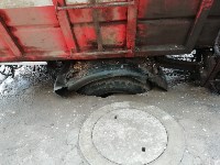  Автомобиль провалился колесом в образовавшуюся дыру, Фото: 2