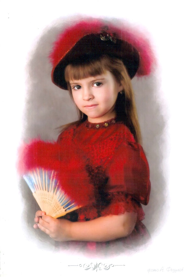 София Печенога, 6 лет. Хорошо поет, танцует, увлекается живописью и цирковым искусством.