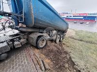 На Новомосковском шоссе из-за гололеда улетел в кювет грузовик, Фото: 4