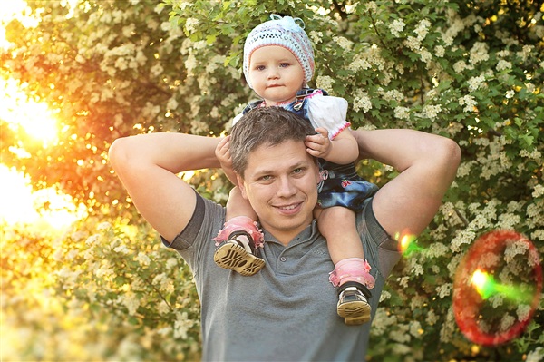 Улыбка мужа как лучик солнца! На фото Сергей Петров с дочкой Лизой.