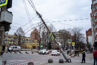 В центре Тулы на грузовую фуру упал электрический столб, Фото: 7