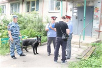 Следователи осматривают квартиру на ул. Баженова, Фото: 1