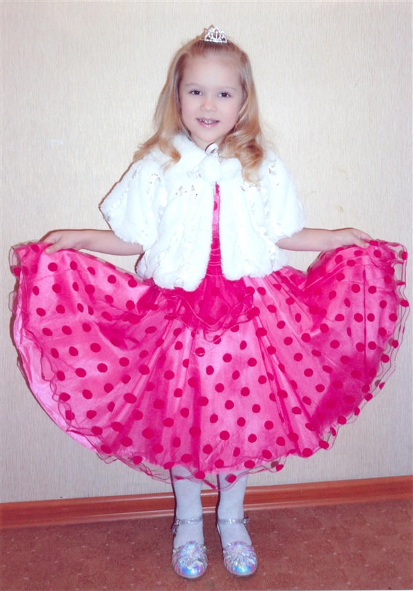 Ксения Костерина, 5 лет. Занимается в театральном кружке, рисует и танцует.