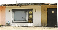 Выключенный старенький телевизор рядом с домом №33 по  улице Седова. Если и показывает, то только про жизнь в гараже. , Фото: 7