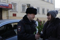 Полицейские поздравили автоледи с 8 Марта, Фото: 4