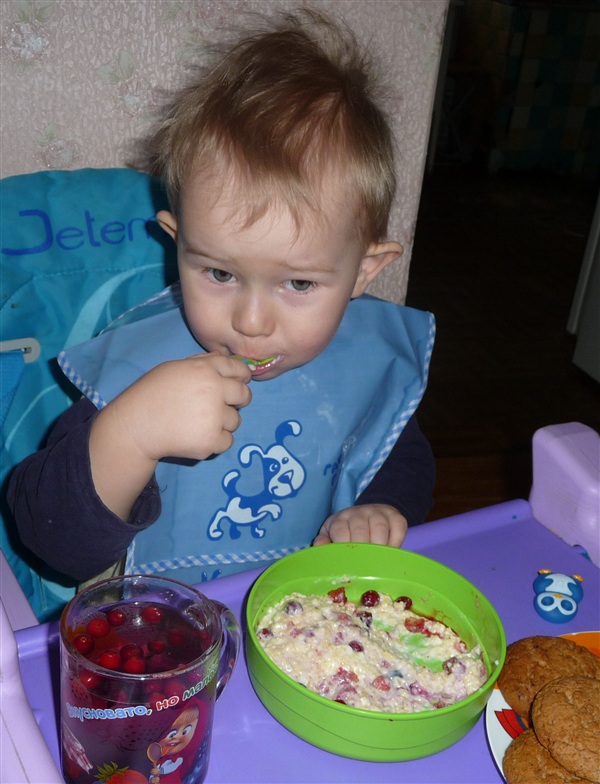 Ванюшка Лавров, ест кашу приготовленную на молоке ТМК "Бежин луг" (если кто-то не верит, могу сфоткать молоко в холодильнике) (фото сделано на днях)
