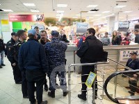 Буйных покупателей в тульском супермаркете усмиряли три экипажа Росгвардии, Фото: 7