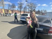 В Туле инспекторы ГИБДД дарили цветы женщинам за рулем, Фото: 3