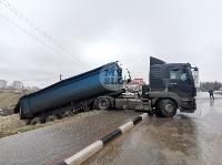 На Новомосковском шоссе из-за гололеда улетел в кювет грузовик, Фото: 2