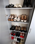 «Коллекция» обуви занимает специально сделанный для нее неглубокий шкаф в прихожей. , Фото: 11