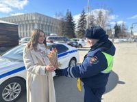 В Туле инспекторы ГИБДД дарили цветы женщинам за рулем, Фото: 5