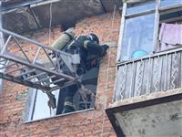 Во время пожара на улице Мезенцева из окна 5-го этажа выпрыгнул мужчина , Фото: 1