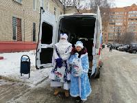 Волонтеры начали доставку новогодних подарков для детей сотрудников медицинских учреждений, Фото: 2